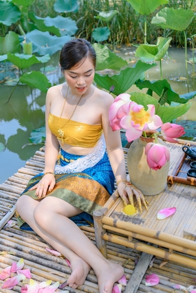 夏日荷塘性感美女写真图片